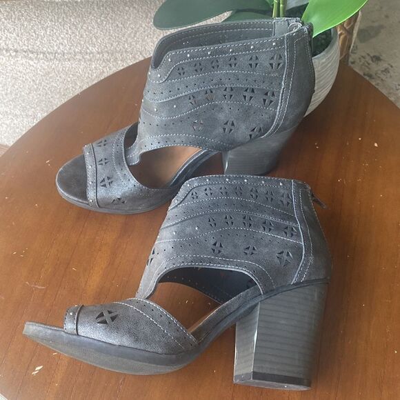 Maurices Women’s Gray Metallic Perforated Block Heel Sandals Size 9 - Picture 2 of 13